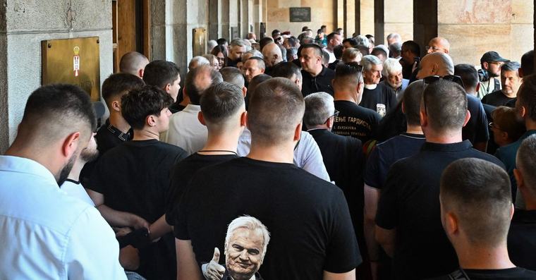 Serbinationalistit surivat kansanmurhasta tuomittua Mladićia Serbian valtion tukemissa hautajaisissa