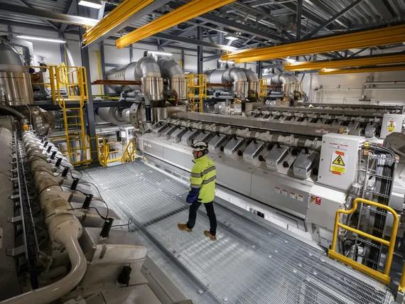 Ensi kertaa Suomessa: Wärtsilän 4 × 10,7 MW koneet jarruttavat sähkön korkeita hintoja – T&T vieraili upouudessa voimalassa