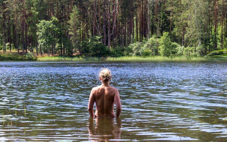 Näin moni aikuinen saunoo alasti vanhempiensa kanssa – Alastomuus­kysely