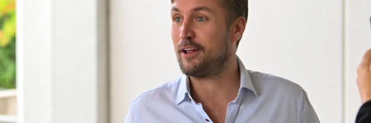 Ensin käräjät, sitten huvit! Stefan Therman juhli kaunottaren kanssa – kuva