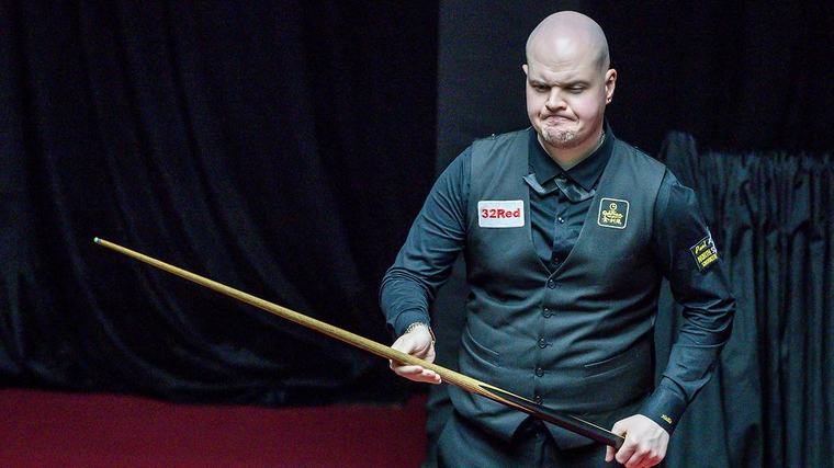 Käsittämätön hetki: Snookerpelaaja puri keppinsä pilalle ja luovutti