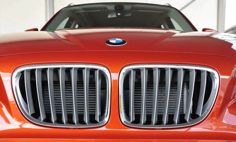 Auton lisävaruste aiheutti vaurioita autopesulassa – Kuka maksaa korjauskulut?