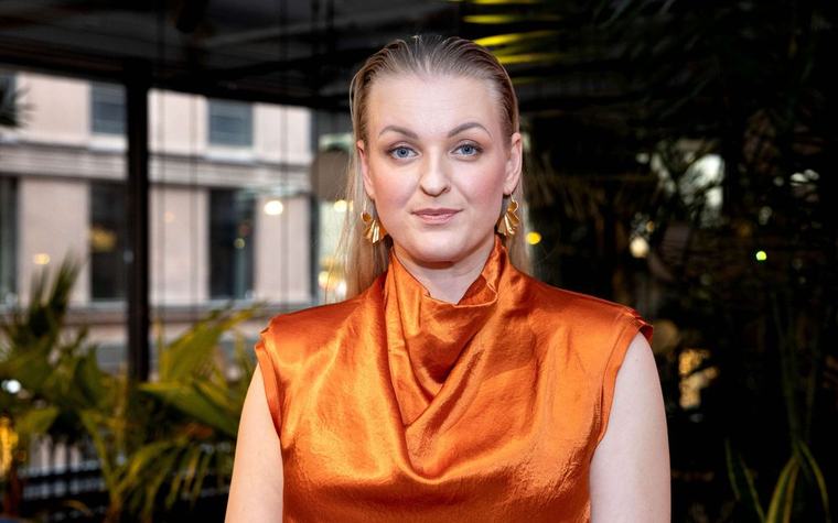 Esikoisen saanut Jenni Poikelus nousi lavalle