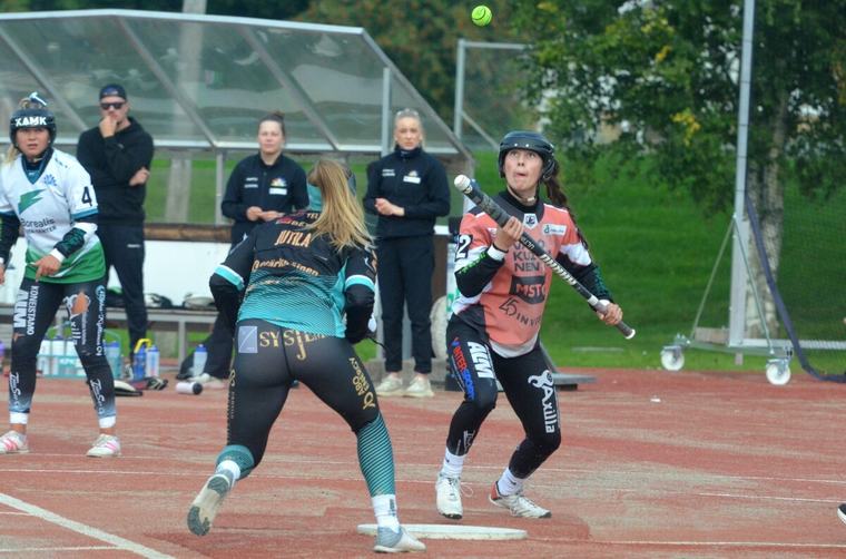 16-vuotias sotkamolainen Ella Komulainen voitti mestaruuden ja toivoo pelaavansa Superpesiksessä Urheilu 31.8.