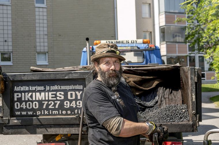 ”Pikimies” Rami Järvinen saa yhden miehen asfalttiyrityksestään elannon sekä mieluista tekemistä – ja se riittää