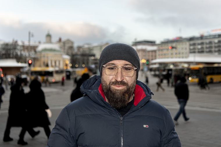 Turkulaisvaltuutettu Muhis Azizi kertoo tuntemattoman naisen sylkäisseen häntä kasvoihin