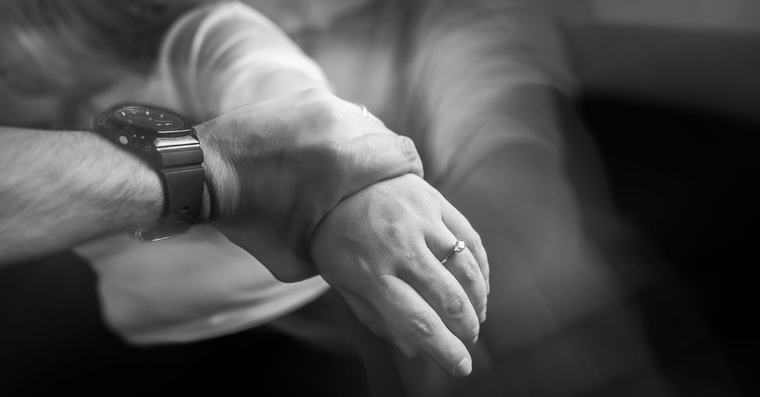 Väkivalta lähisuhteissa yleistyy nyt niin hurjaa tahtia, että kunnat halutaan apuun