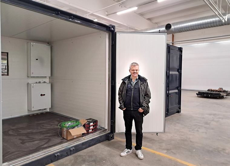 ”Vaikea ymmärtää järjen näkökulmasta” – Autocirc kritisoi sähköautojen akkuja koskevaa viranomaistulkintaa Paikallisuutiset 4.9. | Päivitetty 4.9.